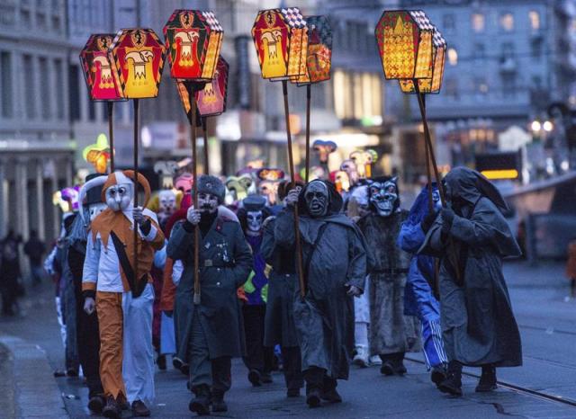 Varios participantes adornados con lamparillas desfilan por las calles al tono de una melodía durante el carnaval de Basilea (Suiza) hoy, 15 de febrero de 2016. El tradicional Morgestraich comienza el lunes por la mañana posterior al Miércoles de Ceniza. EFE/Patrick Seeger