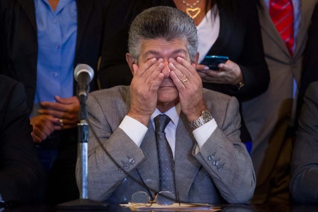 CAR01. CARACAS (VENEZUELA), 12/02/2016.- El presidente de la Asamblea Nacional, Henry Ramos Allup, ofrece declaraciones a periodistas hoy, viernes 12 de febrero de 2016, en un acto de gobierno en la ciudad de Caracas (Venezuela). Ramos Allup, consideró hoy "inconstitucional" la decisión del Tribunal Supremo de Justicia (TSJ), de mantener en vigor el decreto de emergencia económica del Gobierno cuya convalidación el Parlamento había rechazado. EFE/MIGUEL GUTIÉRREZ