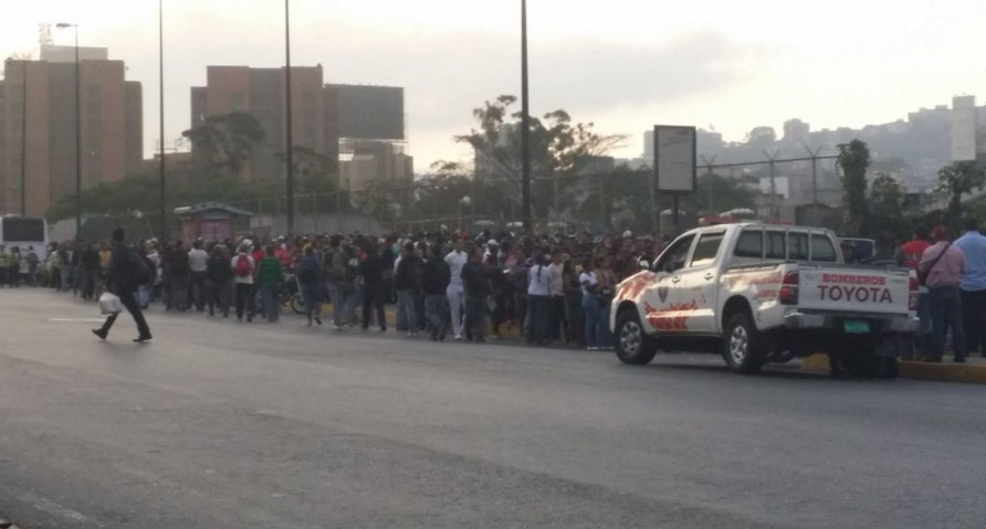 La mega cola de este #18F en el Bicentenario de Plaza Venezuela (Fotos)