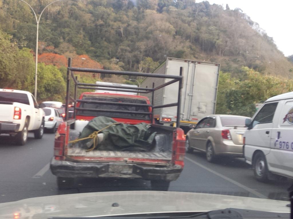 Camión que volcó en la ARC causa fuerte retraso en Hoyo de la Puerta