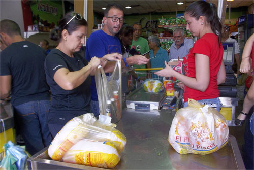 Escasez de alimento podría disparar el precio del pollo