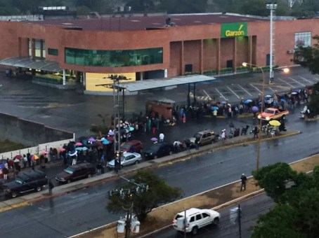 Así amanecieron las colas este lunes #22F