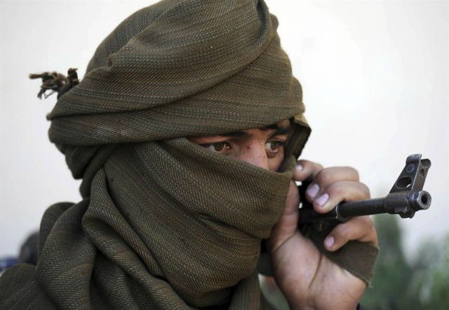 Un combatiente talibán entrega sus armas durante una ceremonia de reconciliación celebrada en Jalalabad, Afganistán, hoy, 24 de febrero de 2016. Un total de 24 militantes talibanes se rindieron y entregaron sus armas para unirse al proceso de paz, dentro de la amnistía impulsada por el expresidente Hamid Karzai y respaldada por EEUU en 2004. EFE/Ghulamullah Habibi