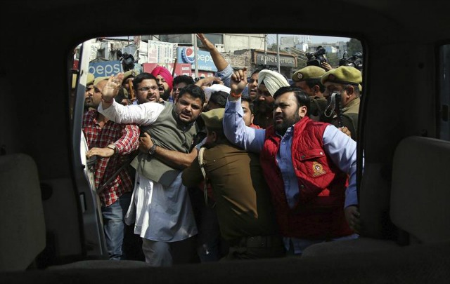 La policía india detiene a varios activistas del Congreso de la Juventud durante una protesta organizada conta Alianza Democrática Nacional, partido que gobierna en Jammu, capital de invierno de la Cachemira india, hoy, 24 de febrero de 2016. Los miembros del Congreso de la Juventud se manifestaban para demandar la liberación de los estudiantes de la Universidad Jawaharlal Nehru y contra de las políticas estudiantiles del Gobierno. Kanhaiya Kumar, el presidente de la union estudiantil de la Universidad Jawaharlal Nehru, y varios alumnos están detenidos acusados de sedición.EFE/Jaipal Singh