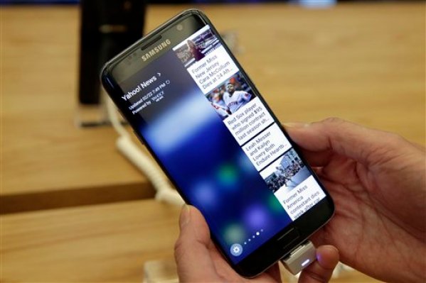 Un Galaxy S7 Edge fotografiado en un local de Samsung de Nueva York el 22 de febrero del 2016. Con el S7 Edge, las diferencias entre los teléfonos de Samsung y los iPhone de Apple son casi imperceptibles. (AP Photo/Richard Drew)