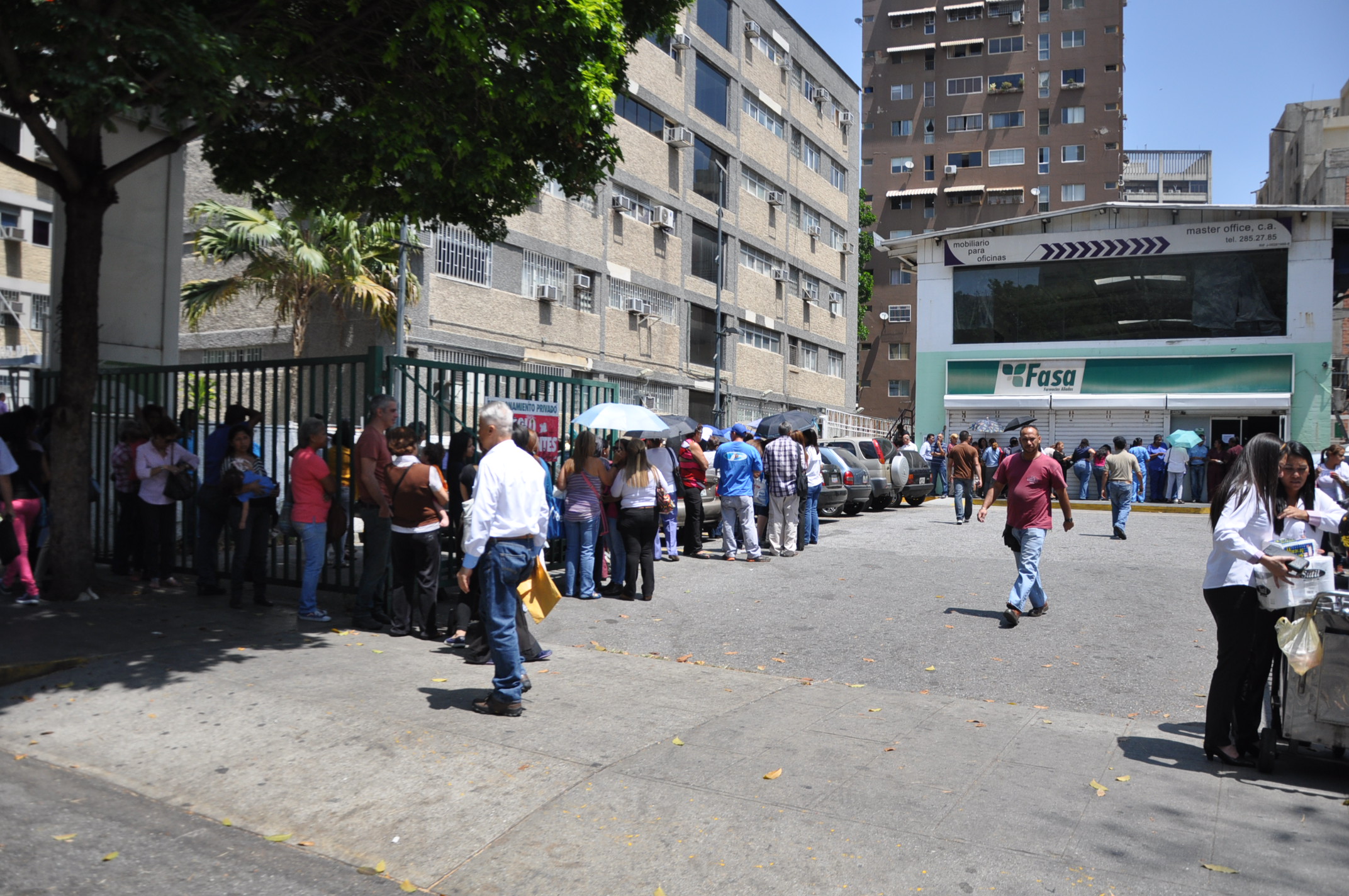 Larga, como los rollos de papel higiénico, estuvo la cola en una farmacia de Altamira (Fotos)