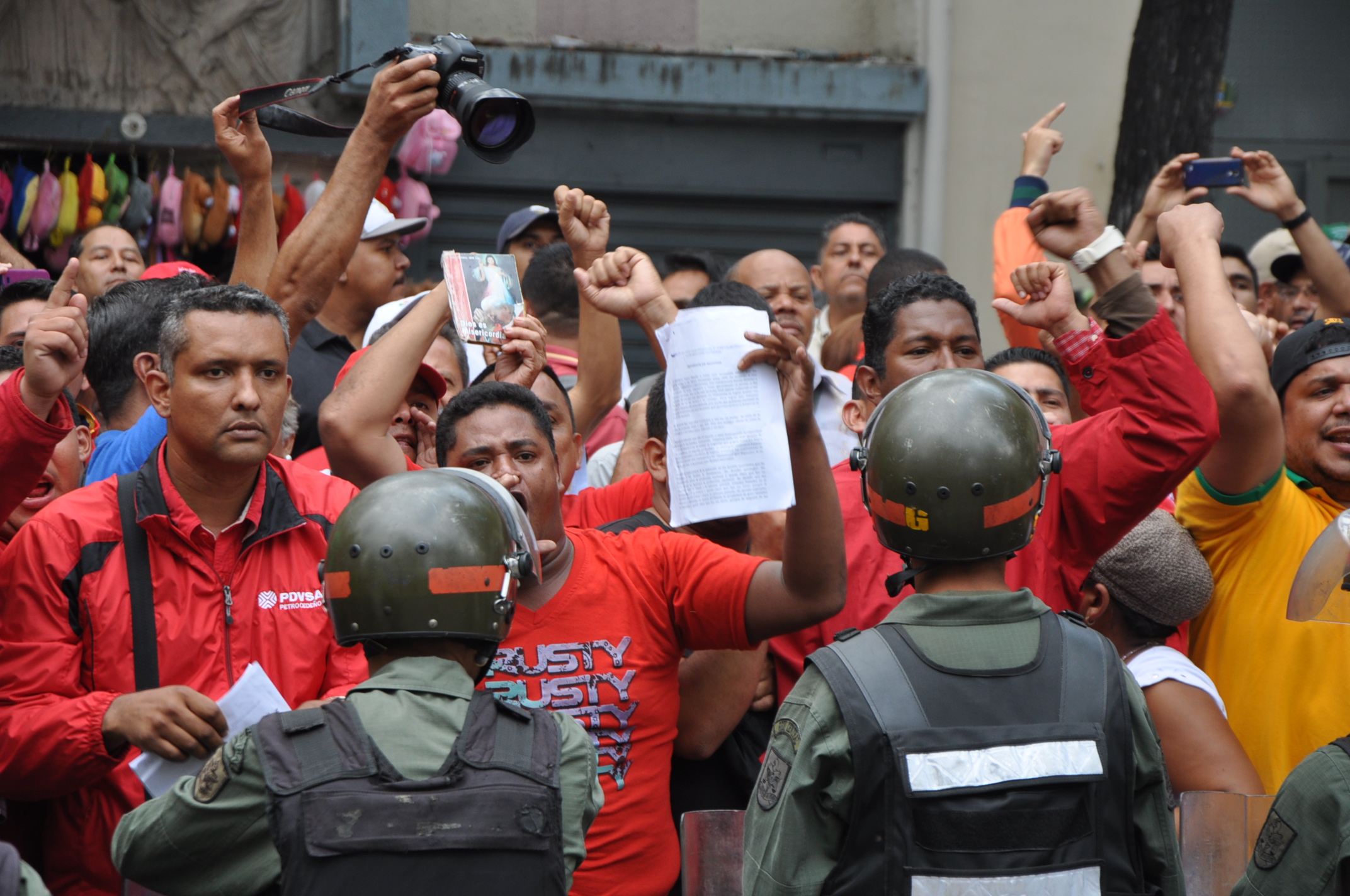 Los “cuatro gatos” que protestaron frente a la AN (Fotos + Menos que en las colas)