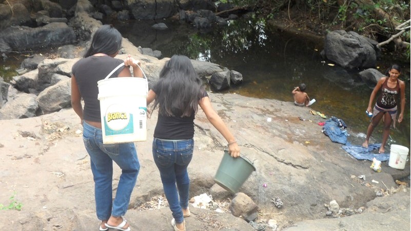 Habitantes de Guayana se bañan en el río tras un año sin agua