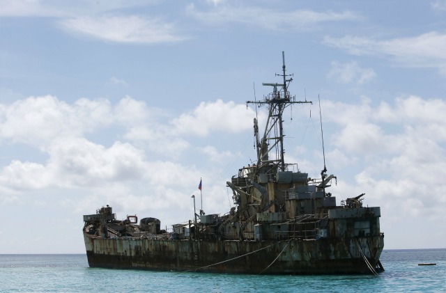 BRP Sierra Madre, una nave en ruinas Armada de Filipinas que ha existido desde 1999 se representa en la disputada segunda Thomas bajío, parte de las islas Spratly, en el Mar del Sur de China 29 de marzo de 2014. Foto tomada el 29 de marzo de 2014. REUTERS / Erik de Castro