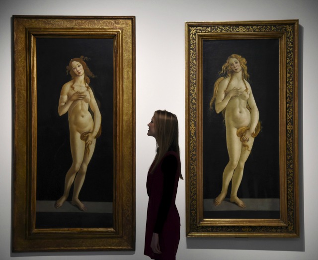 Un empleado del museo ve dos pinturas tituladas "Venus" de Sandro Botticelli en el museo Victoria and Albert de Londres, Gran Bretaña, 2 de marzo de 2016. Las piezas forman parte de "Botticelli Reimagined", una exposición explorando las maneras artistas han respondido a la artística legado del siglo XV artista Botticelli, y que incluye más de cincuenta obras de arte por sí mismo Botticelli. REUTERS / Toby Melville