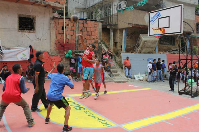 Ocariz inauguró nueva cancha en Petare para beneficio de los jóvenes (Fotos)