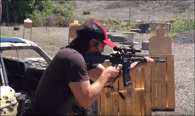 Este actor de Hollywood causa polémica en las redes al disparar armas “estilo” cárcel de San Antonio (Fotos)