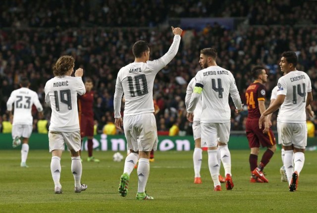 El jugador colombiano del Real Madrid James Rodríguez (2-i) celebra tras marcar el segundo gol ante la Roma, durante el partido de vuelta de los octavos de final de la Liga de Campeones  en el estadio Santiago Bernabéu, en Madrid. EFE