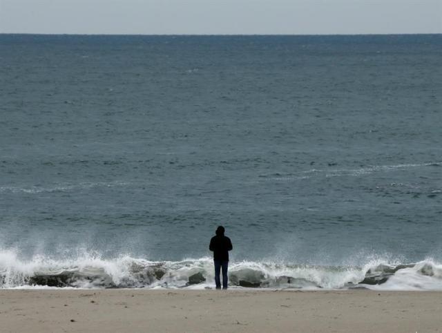 Un hombre observa el mar desde la devastada localidad de Arahama, en el distrito costero de Sendai, en la perfectura de Miyagi (Japón) hoy, 10 de marzo de 2016. La zona quedó arrasada el pasado 11 de marzo de 2011 por un terremoto de magnitud 9 y un posterior tsunami que acabó con la vida de más de 18.000 personas. Además, el seísmo destruyó miles de viviendas e infraestructuras a su paso lo que desató la crisis nucelar de Fukushima, el peor accidente nuclear desde el de Chernóbil (Ucrania) en 1986. El Gobierno japonés ha gastado 26 billones de yenes (unos 270.000 millones de euros) en la reconstrucción de las zonas afectadas aunque se calcula que 470.000 personas siguen desplazadas a causa de la tragedia. EFE/Kimimasa Mayama