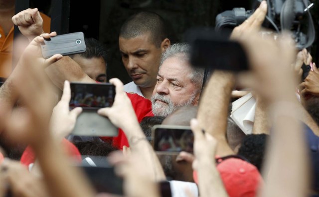 2016-03-13T152743Z_1040988057_GF10000343766_RTRMADP_3_BRAZIL-LULA-PROTESTS