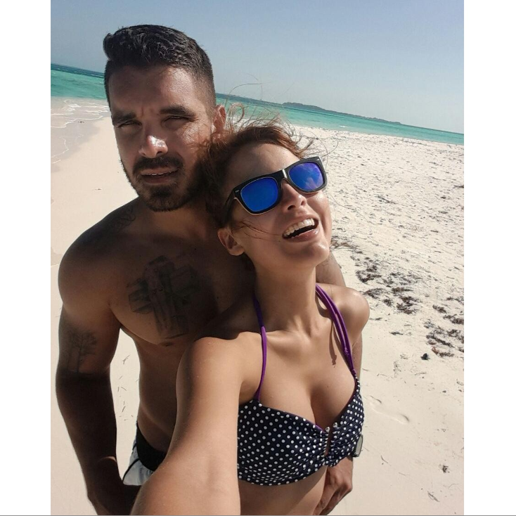 ¡Sin pensarlo! Animadora venezolana se fue a Los Roques con su novio y ¡se casó!