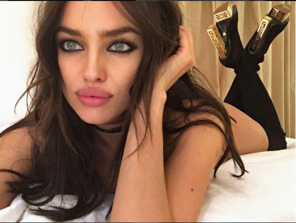 WTF! Supermodelo Irina Shayk se toma sexys fotos en bikini ¡con un burro!