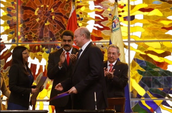 Acto de la firma de la "alianza estratégica" entre Venezuela y Cuba, ayer en La Habana / Foto Minci