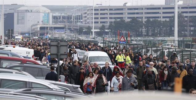 Pasajeros y trabajadores evacúan el edificio de la terminal tras registrarse explosiones en el aeropuerto internacional de Zaventem, cerca de Bruselas (Bélgica) hoy, 22 de marzo de 2016. Al menos 21 personas han muerto y otras 35 han resultado heridas en las explosiones que afectaron hoy al aeropuerto de Zaventem, en Bruselas, y la estación de metro de Maalbeek, en el centro de la capital europea. EFE/Laurent Dubrule