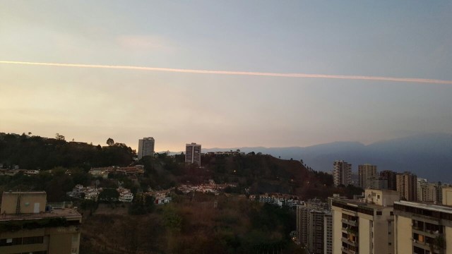 Estela anaranjada sobre Caracas el 22 de marzo de 2016 a las 6:10 pm / foto LGJ para lapatilla.1eye.us