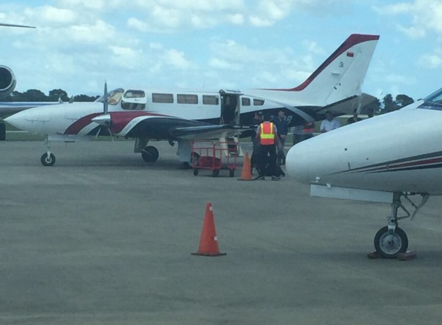 El avión Cessna YV 2708 durante la requisa ayer al mediodía en el aeropuerto de La Romana en República Dominicana / lapatilla.1eye.us