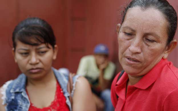 Maracaibo, Venezuela, 26/03/2016. Jose Gregorio Mercado Montiel, 27 anos; Jairo David Portillo Pineda, 22 anos; y Juan Caballero, de 19 anos fueron golpeados y quemados en lo que parece ser un linchamiento. El suceso ocurrio en la urbanizacion La Pionera, via a La Concepcion. En la foto: Familiares de Jose Gregorio Mercado Montiel llegaron a la morgue de LUZ para retirar el cadaver.