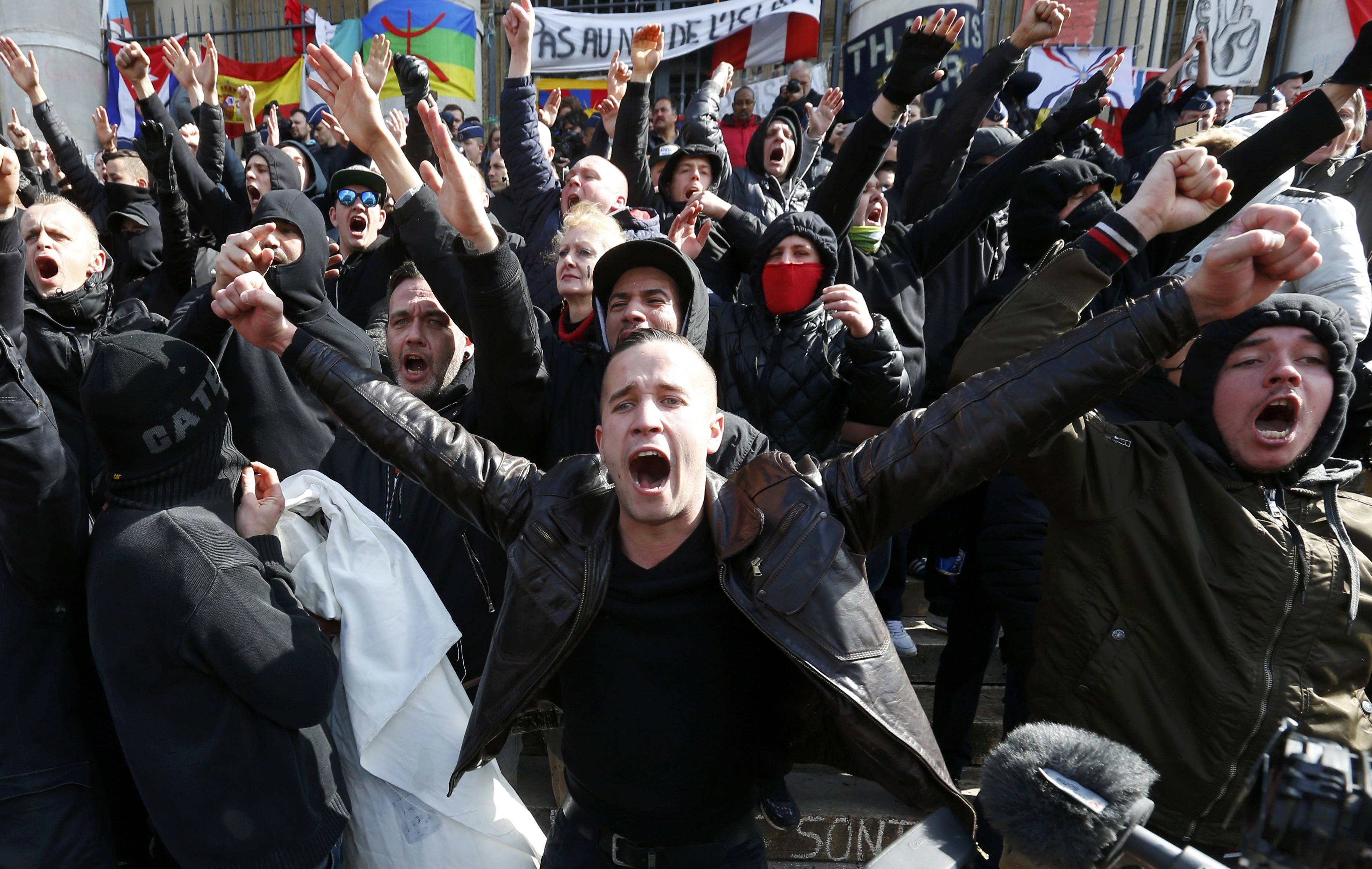 Policía dispersó a radicales que atacaron la concentración en Bruselas contra los atentados (Fotos)