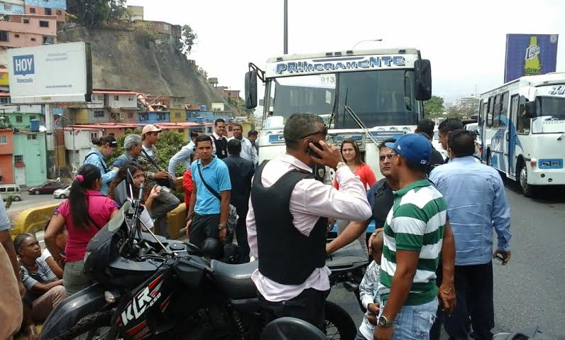 Abatidos dos delincuentes tras asalto a unidad de transporte público en la Urbina