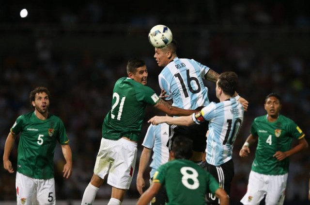 El jugador Marcos Rojo (arriba) de Argentina disputa el balón con Ronald Eguino Segovia (c-i) de Bolivia durante el partido entre Argentina y Bolivia por las eliminatorias del Mundial Rusia 2018 en el estadio Mario Alberto Kempes en Córdoba. EFE