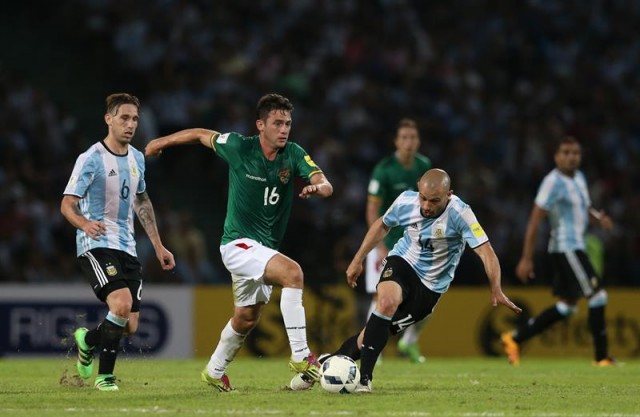 El jugador Javier Mascherano (d) y Lucas Biglia (i) de Argentina disputa el balón con Fernando Javier Saucedo (c) de Bolivia durante el partido entre Argentina y Bolivia por las eliminatorias del Mundial Rusia 2018 que se disputa en el estadio Mario Alberto Kempes en Córdoba. EFE