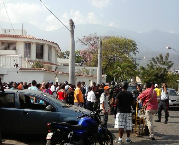 Protestan en Vargas por falta de alimentos