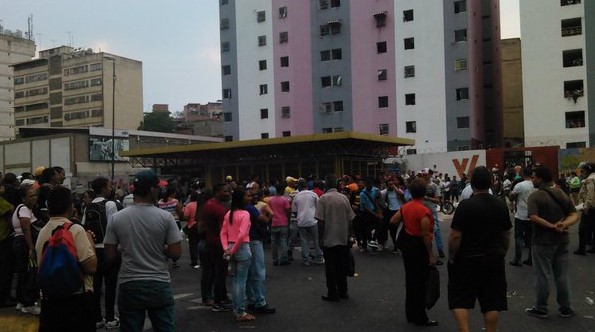 Por falta de comida protestaron en Capuchinos este #31Mar (FOTOS)