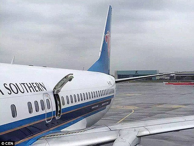 ¡Oops! Confunde el baño con la puerta de emergencia de una avión