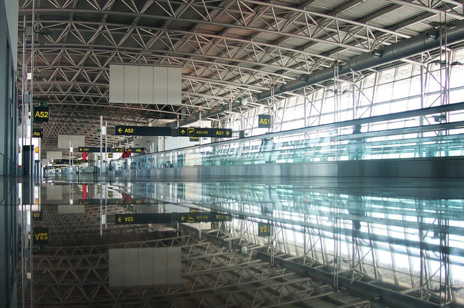 Aeropuerto de Bruselas se prepara para su primer vuelo tras los atentados