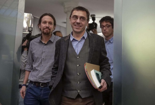 GRA230. MADRID, 20/02/2015.- El número tres de Podemos, Juan Carlos Monedero (c), acompañado del secretario general del partido, Pablo Iglesias (i), y el secretario de Comunicación y Estrategia Política, Íñigo Errejón (d, atrás) a su llegada la rueda de prensa que ha ofrecido hoy en Madrid, en la que ha presentado la factura de los trabajos de consultoría para varios países latinoamericanos por los que cobró 425.000 euros a través de una empresa y ha negado cualquier irregularidad en su tributación, así como en la financiación del partido. EFE/Emilio Naranjo