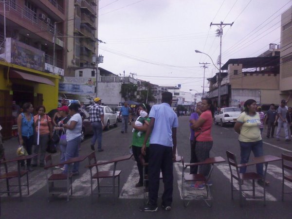 Padres y representantes protestan en escuela de Charallave