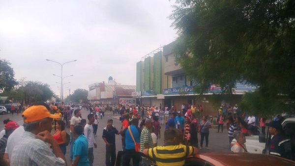 En Carora cierran las calles exigiendo venta de comida