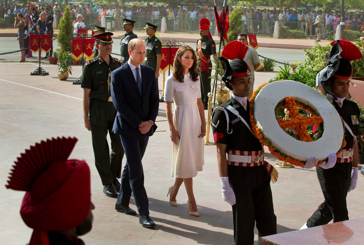 Guillermo y Catalina se reúnen con su más grande admirador en India (Fotos)