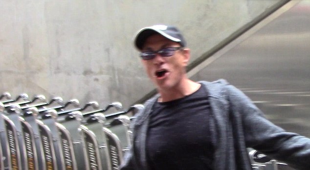 La reacción de Jean-Claude Van Damme al ser ignorado por los paparazzi (VIDEO)