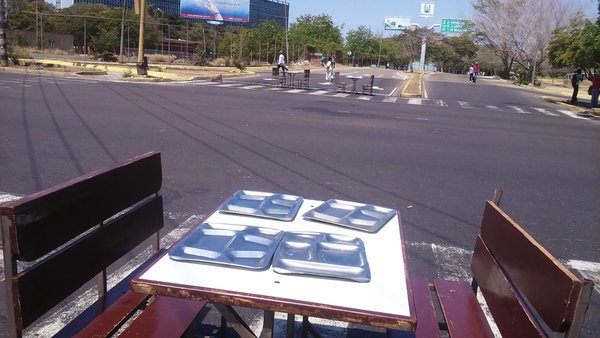 #11A: En la LUZ sacan las mesas de los comedores en protesta ante la falta de alimentos