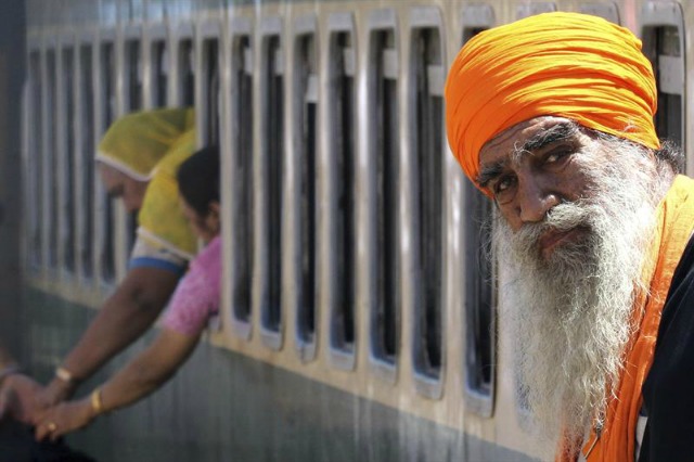 Peregrinos sij llegan desde la India a la estación de Wagah, región fronteriza paquistaní, hoy, 12 de abril de 2016. Miles de fieles sijs de varios países visitan los lugares sagrados en Pakistán para celebrar el festival Baisakhi, de una semana de duración, que celebra el comienzo del año nuevo sij. EFE/RAHAT DAR