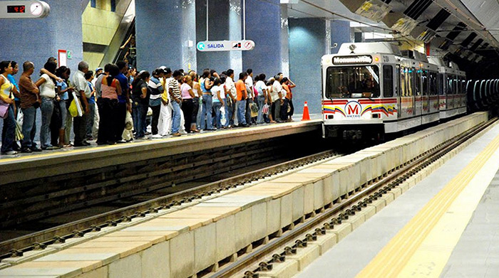 Usuarios de camionetas migran al metro por aumento del pasaje