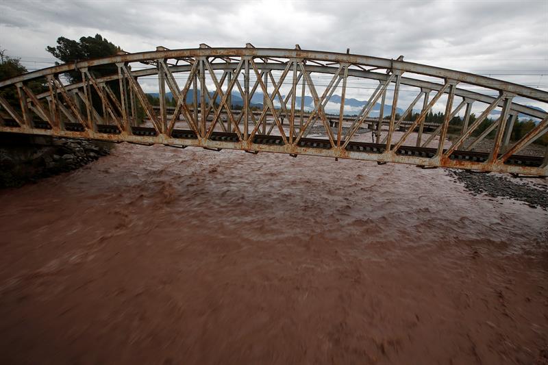 Al menos dos muertos, 10 desaparecidos y 359 damnificados por temporal en Chile