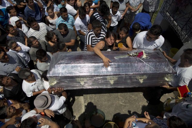 Parientes llorando sobre el ataúd de Kexly Valentino, que murió en un terremoto junto con su madre, Gabriela, y su hermano, Alex, en Montecristi, Ecuador, el martes 19 de abril de 2016. (AP Foto/Rodrigo Abd)