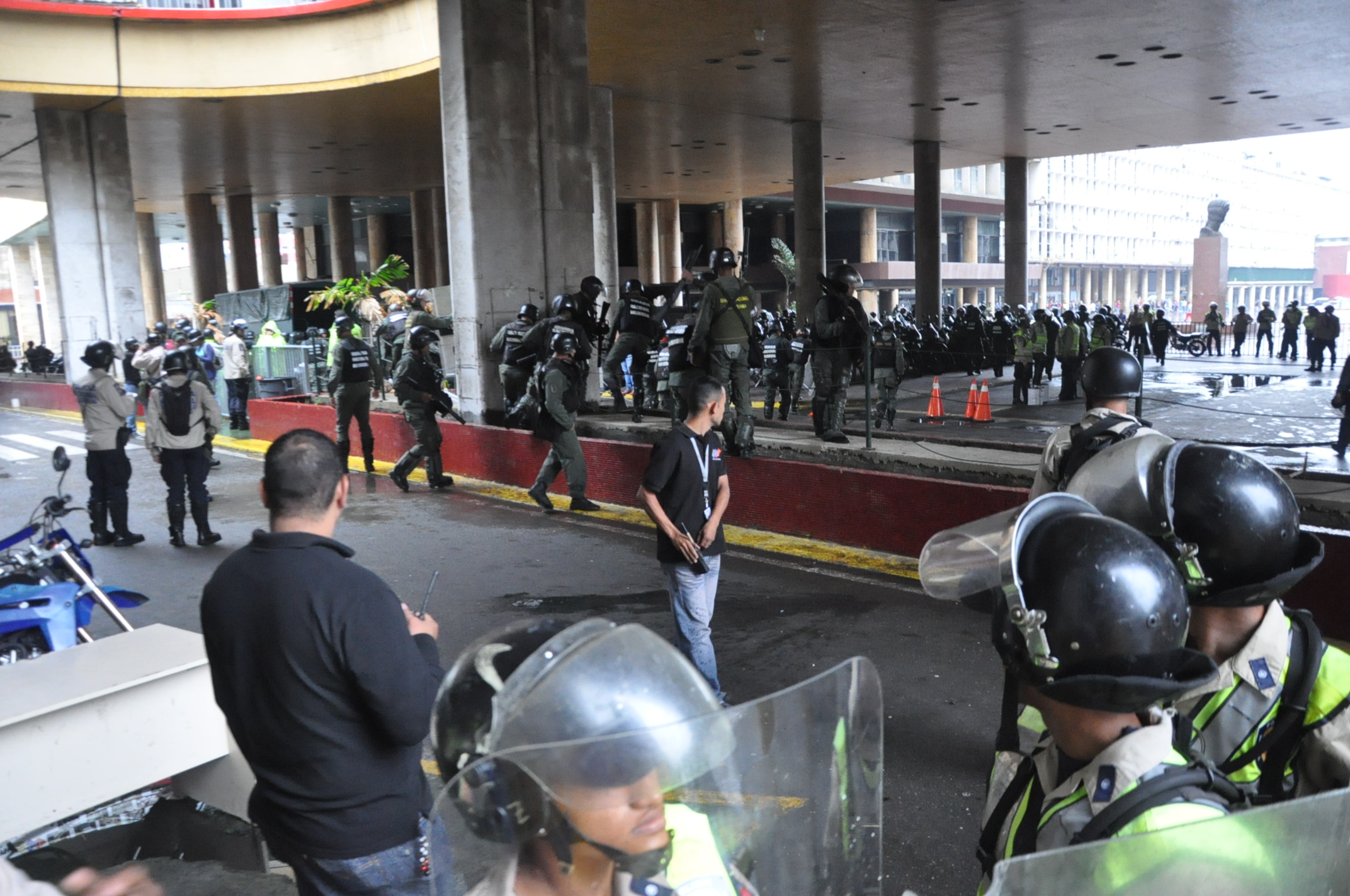 Efectivos de la GNB en las adyacencias del CNE ante la llegada de diputados de la MUD