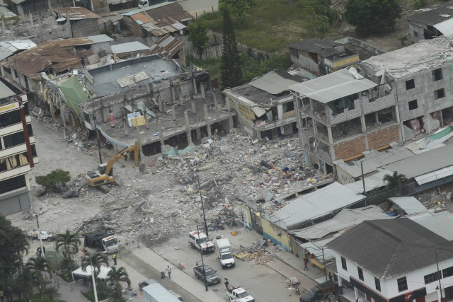 Vista aérea de Pedernales, luego de que un terremoto azotara la costa del Pacífico ecuatoriano, en Ecuador. Miles de ecuatorianos clamaban por agua, medicinas y comida cuatro días después de que el peor terremoto en casi 70 años los dejara a la deriva tras azotar la costa del país matando a 570. REUTERS/Guillermo Granja