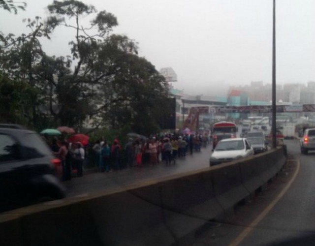 Así arrancó el viernes de cola para comprar comida