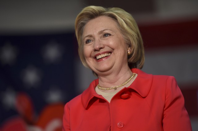 La aspirante a la nominación presidencial del Partido Demócrata de Estados Unidos Hillary Clinton durante un evento de campaña en Dunmore, Pensilvania, Estados Unidos. 22 de abril, 2016. La favorita para ganar la nominación presidencial del Partido Demócrata de Estados Unidos, Hillary Clinton, quiere que Reino Unido permanezca en la Unión Europea, informó el diario británico Observer en su edición del domingo. REUTERS/MARK MAKELA