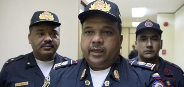 Foto: el presidente del Colegio de Bomberos, y general adscrito al Cuerpo de Bomberos del Municipio Santa Rita, estado Zulia, Henry Uzcátegui / 2001