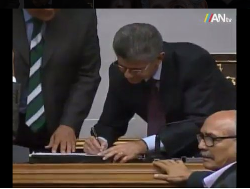 ¡De primerito! Ramos Allup firma planilla para el revocatorio (FOTO)